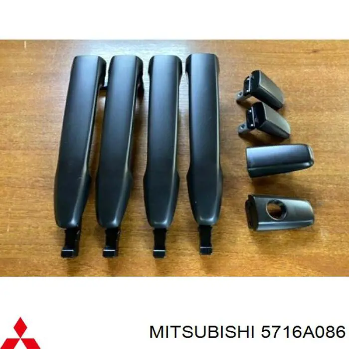 Ручка двері правою зовнішня перед/зад Mitsubishi 5716A086 ціна, від 6.33 USD