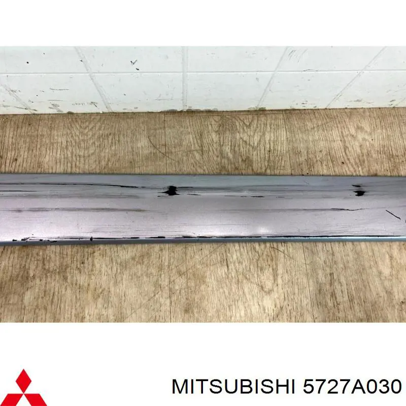 5727A030 Mitsubishi Молдинг передньої правої двері