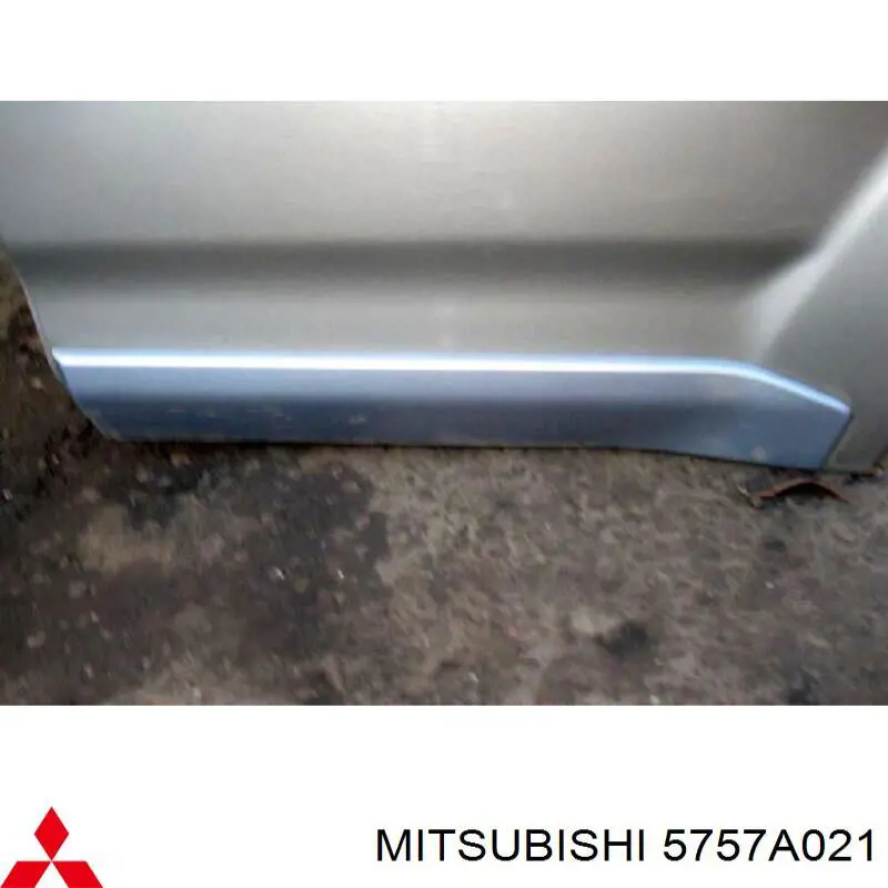 5757A021 Mitsubishi Накладка задніх дверей