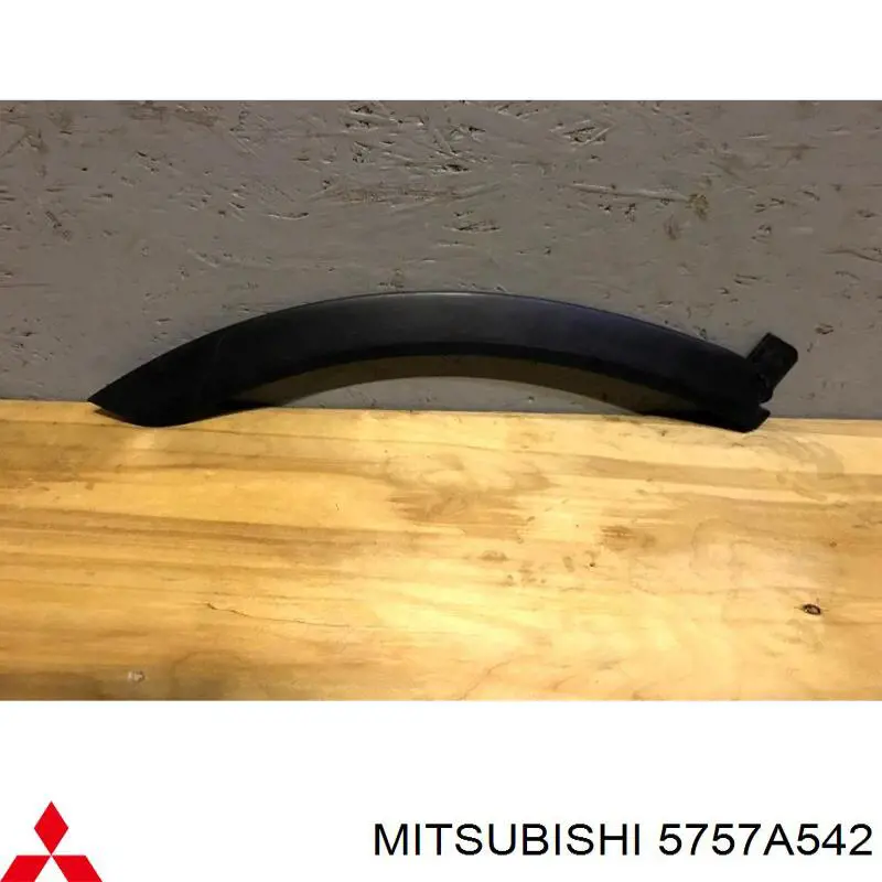 5757A542 Mitsubishi Накладка задніх правих дверей, верхня