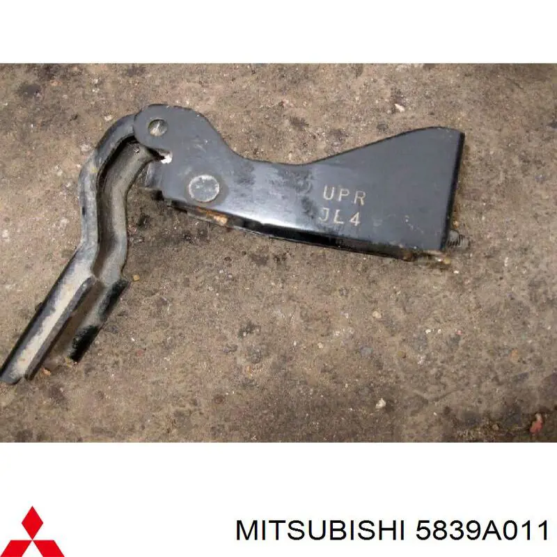 5839A011 Mitsubishi кронштейн запасного колеса