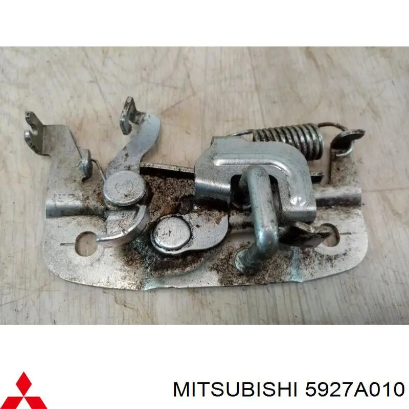 5927A003 Mitsubishi фіксатор (зацеп замка дверей)