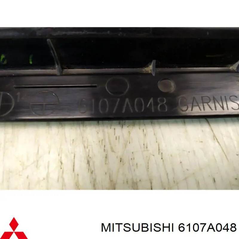 Молдинг лобового скла, правий Mitsubishi Pajero SPORT (KH) (Міцубісі Паджеро)