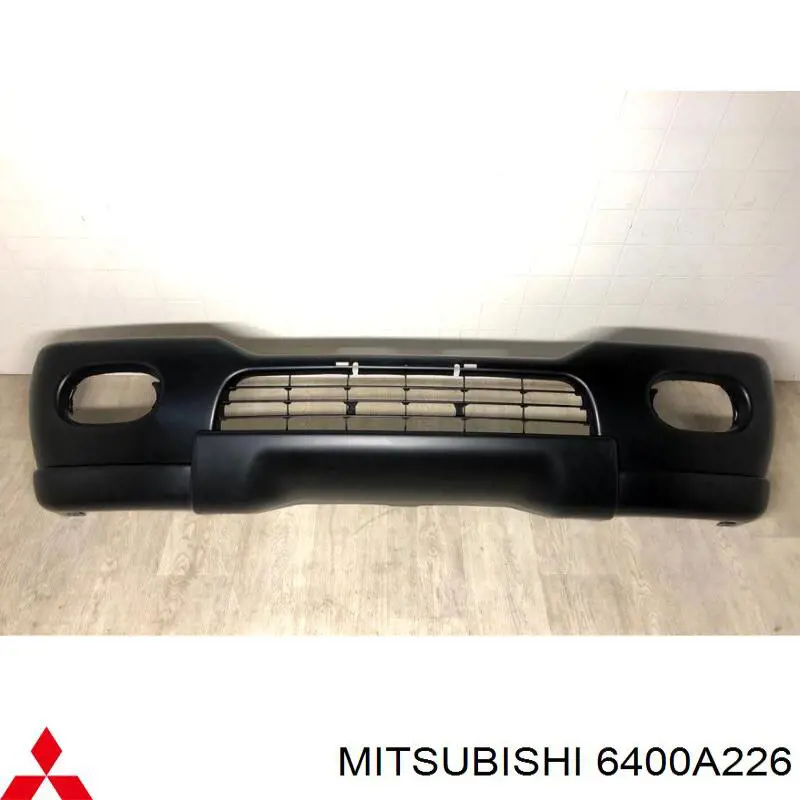 6400A226 Mitsubishi Бампер передний (Омыватель фар)