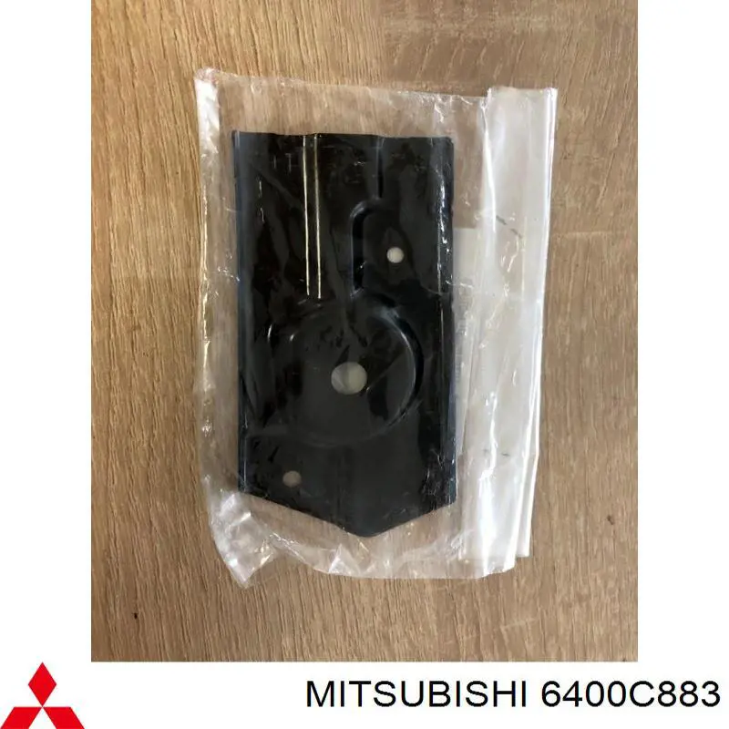 6400C883 Mitsubishi Лівий кронштейн переднього бампера