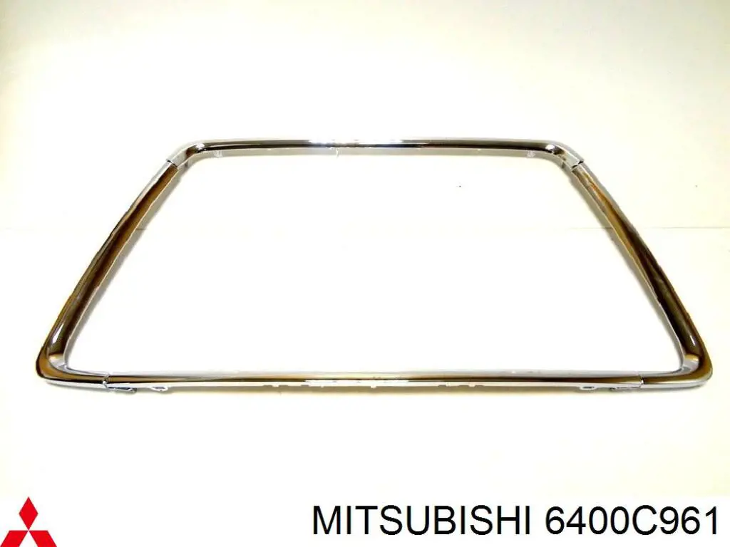 6400C961 Mitsubishi накладка бампера переднього, центральна