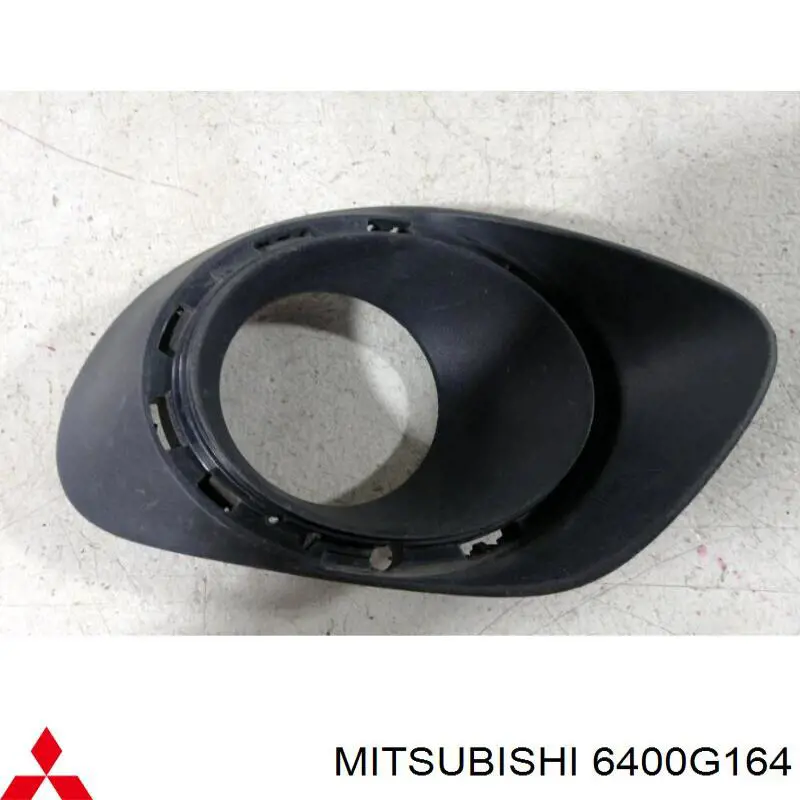 Заглушка/ решітка протитуманних фар бампера переднього, права Mitsubishi Outlander (Міцубісі Аутлендер)