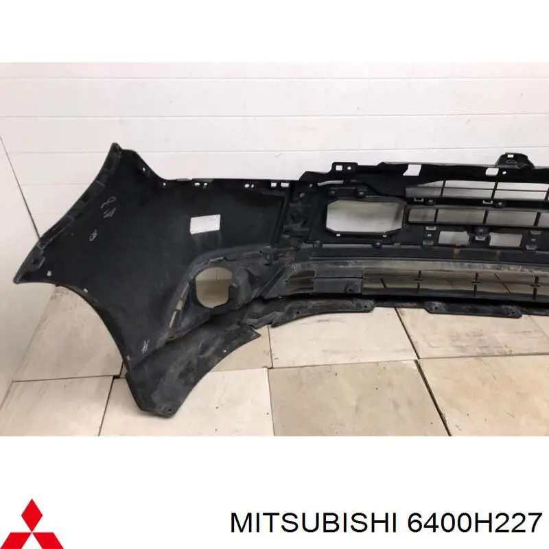 Передній бампер 6400H227 Mitsubishi
