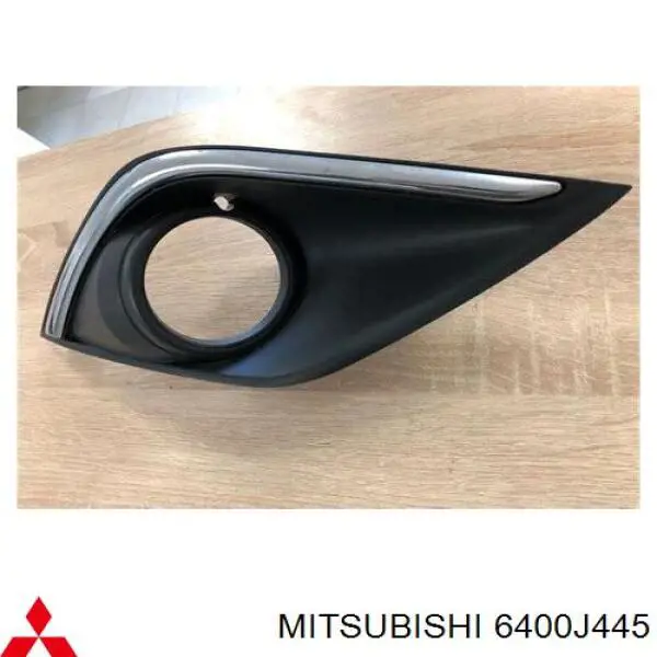 Купити 6400J445 Mitsubishi Окантовка противотуманки