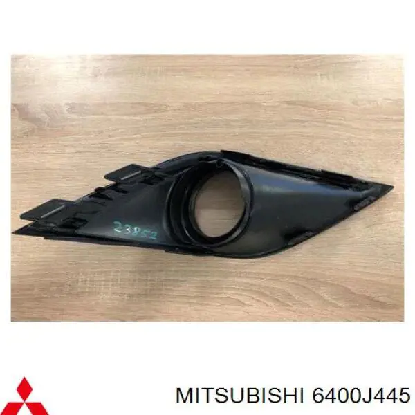 Обід (окантовка) фари протитуманної, лівої 6400J445 Mitsubishi