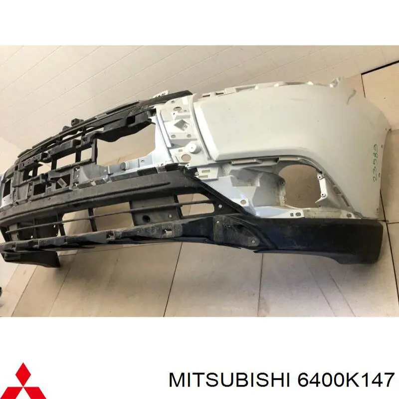 6400K147 Mitsubishi Бампер передній в зборі