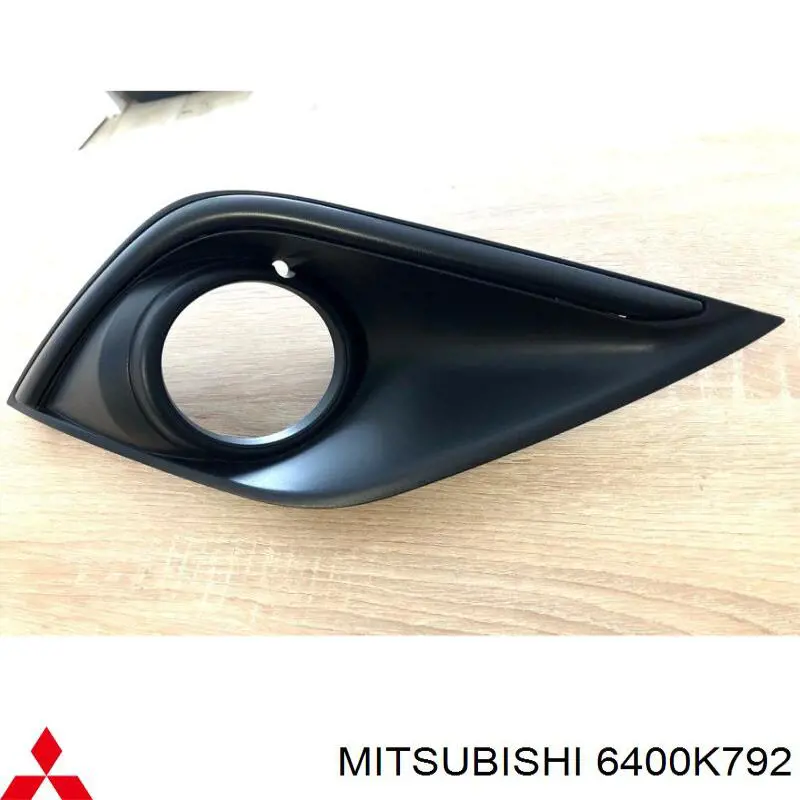 6400K792 Mitsubishi Ободок/окантовка фари протитуманной, правий