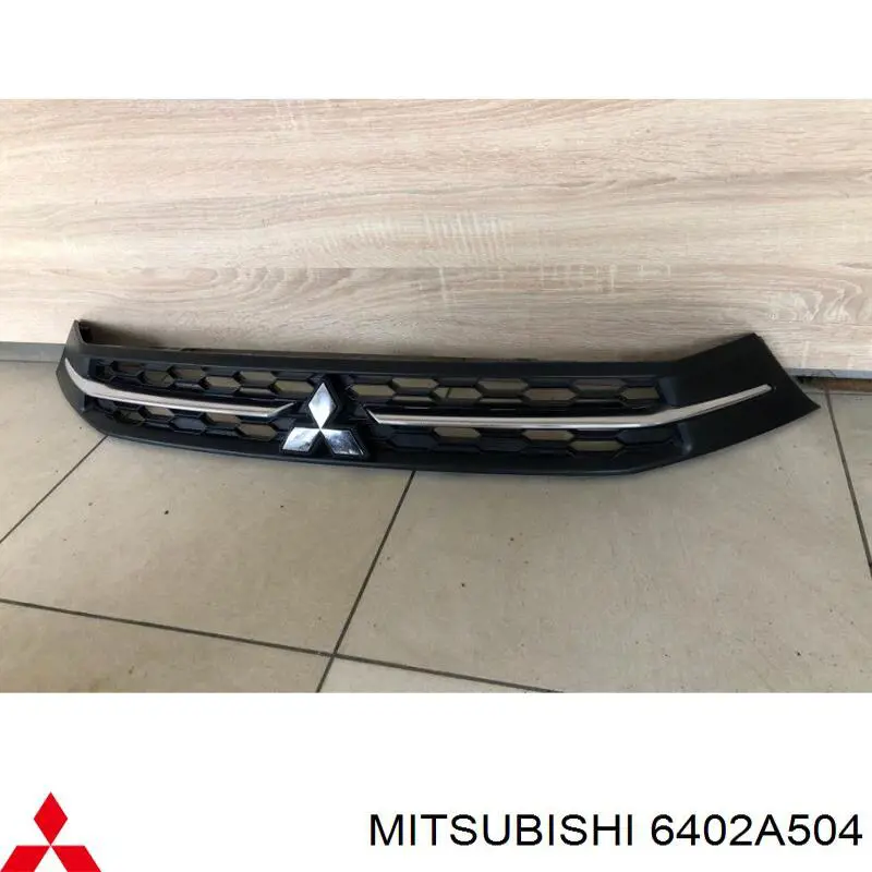 Решітка переднього бампера, верхня 6402A504 Mitsubishi