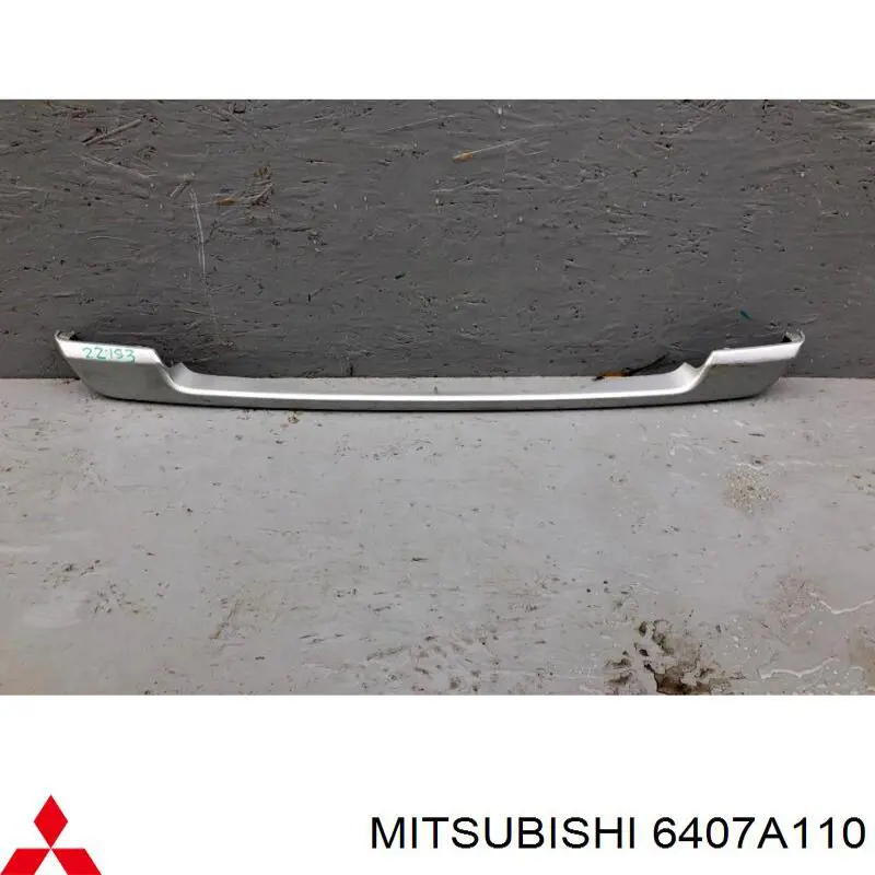 6407A110 Mitsubishi накладка бампера переднього, центральна