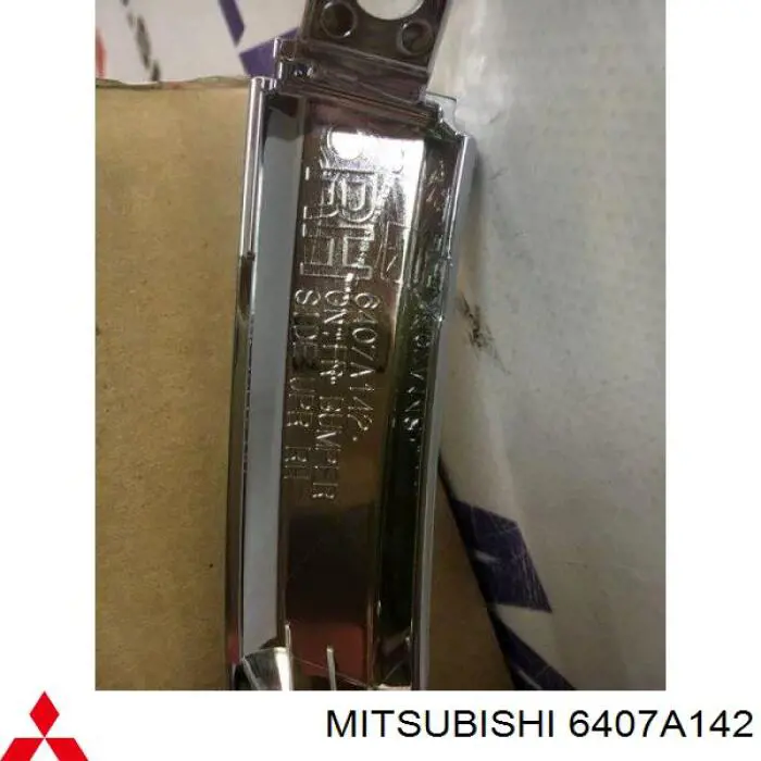 6407A142 Mitsubishi молдинг переднього бампера, правий