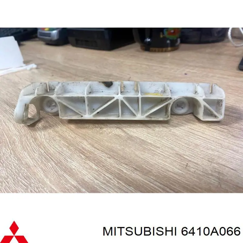 Кронштейн бампера заднього, правий Mitsubishi 6410A066 ціна, від 3.77 USD