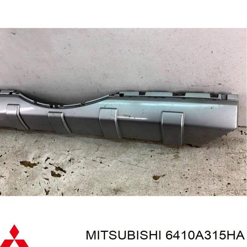 6410A579 Mitsubishi бампер задній, центральна частина