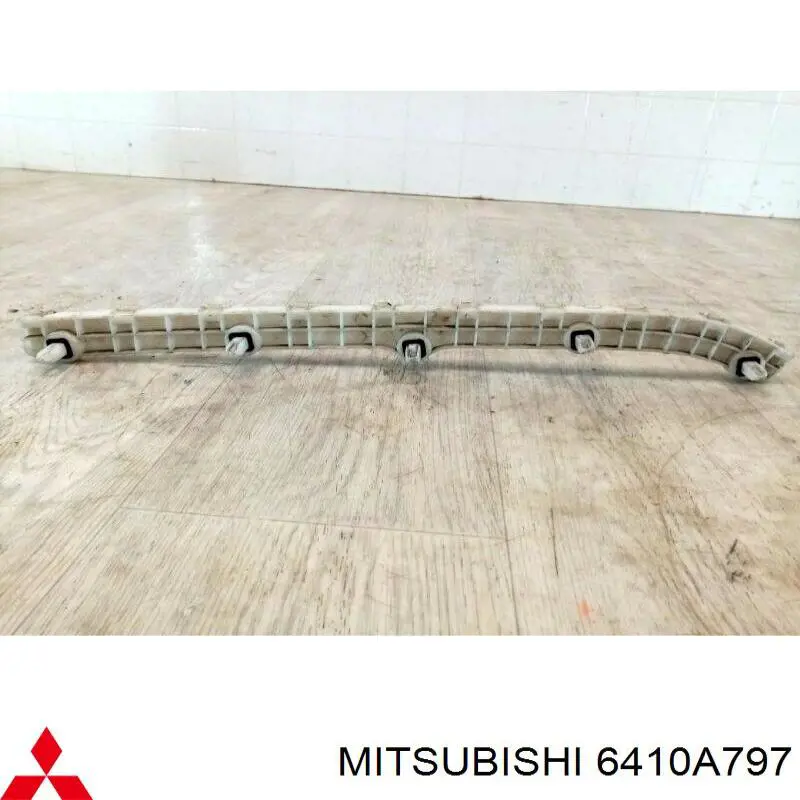 6410A797 Mitsubishi кронштейн бампера заднього, зовнішній лівий