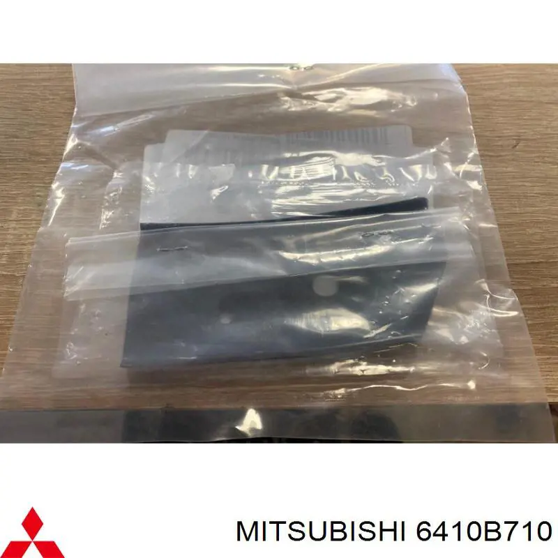 6410B710 Mitsubishi Напрямна заднього бампера, права