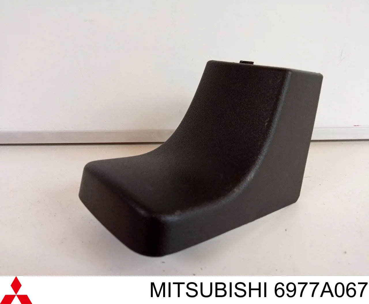 Заглушка кріплення переднього сидіння Mitsubishi 6977A067 ціна, від 6.07 USD