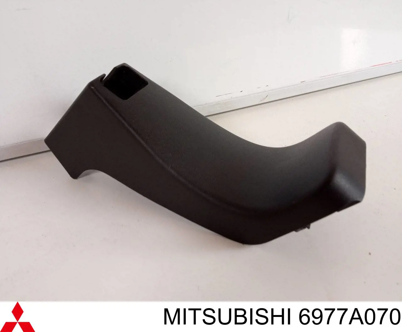 Кришка полозок переднього сидіння Mitsubishi 6977A070 ціна, від 5.63 USD