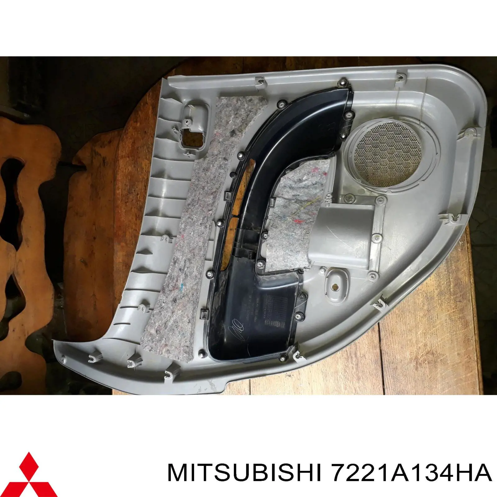 Обшивка-облицювання передніх дверей, правих, внутрішніх Mitsubishi 7221A134HA