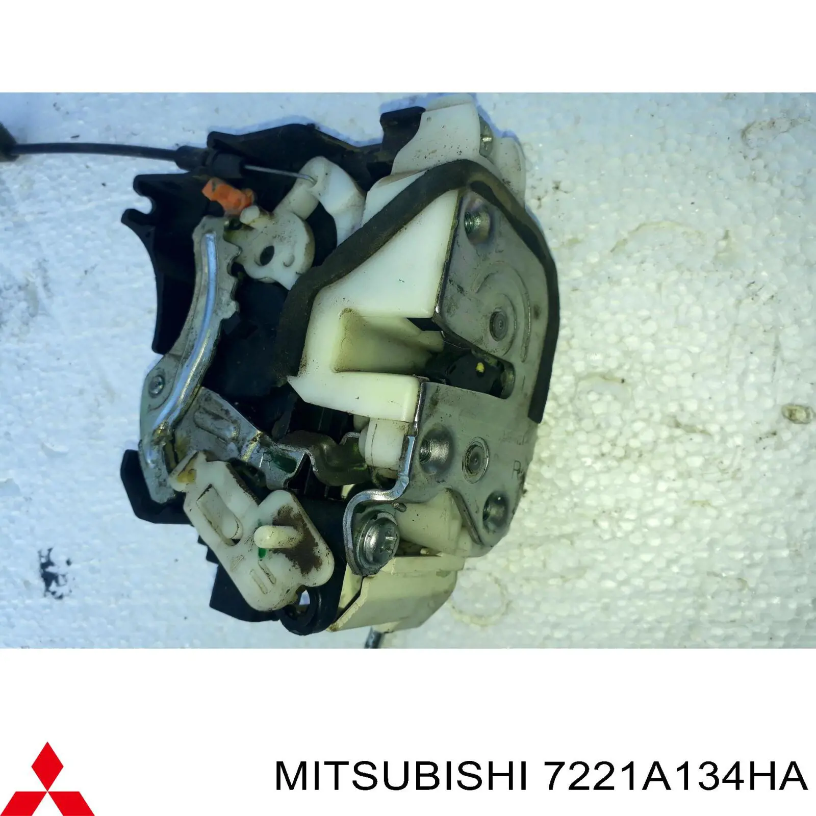 7221A134HA Mitsubishi Обшивка-облицювання передньої двері, правою, внутрішня