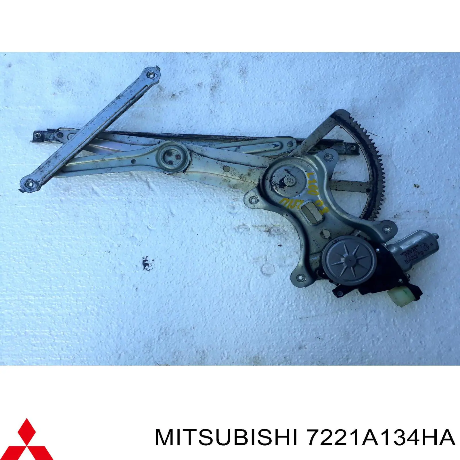 7221A134HA Mitsubishi Обшивка-облицювання передньої двері, правою, внутрішня