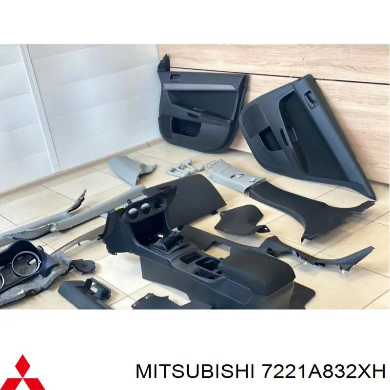 Купити 7221A832XH Mitsubishi Обшивка-облицювання передніх дверей, правих, внутрішніх