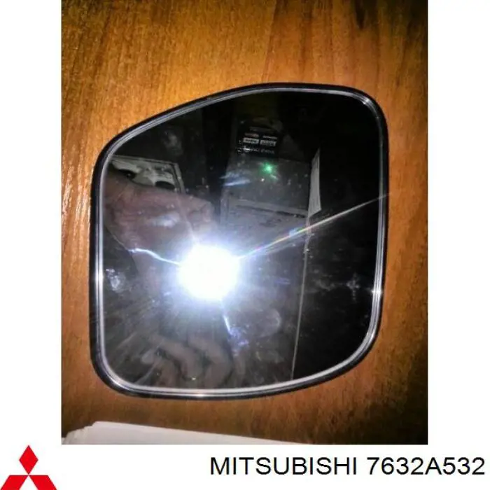 Дзеркальний елемент правого дзеркала заднього виду Mitsubishi 7632A532 ціна, від 28.25 USD