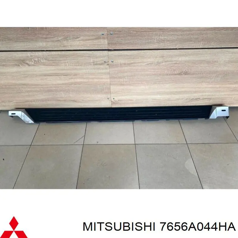 Купити 7656A044HA Mitsubishi Накладка підніжки