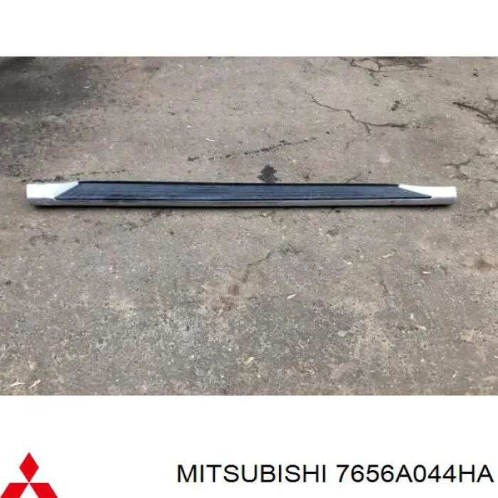 7656A044HA Mitsubishi Накладка підніжки