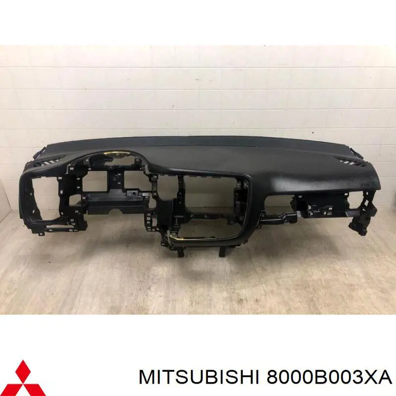 8000B003XA Mitsubishi Передня панель