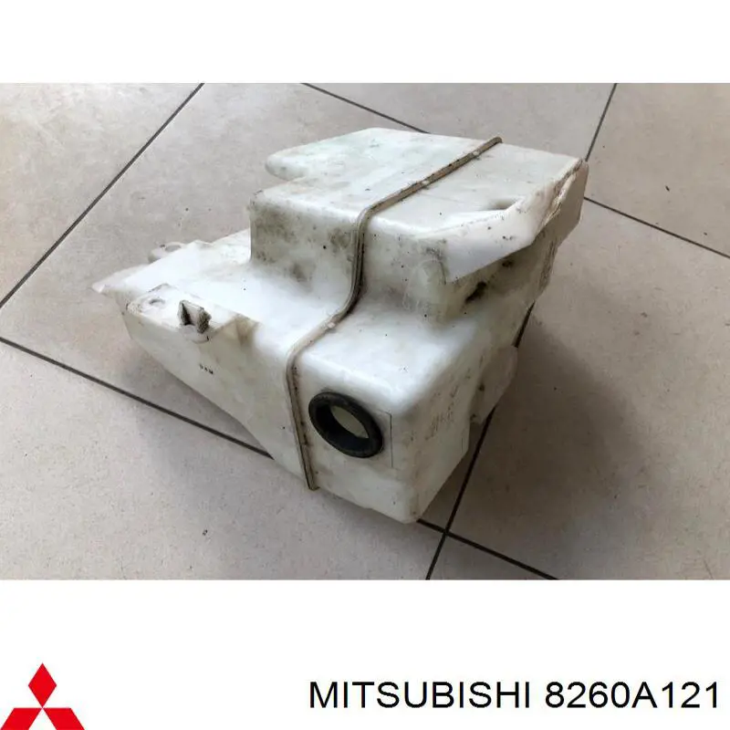 8260A121 Mitsubishi бачок омивача скла