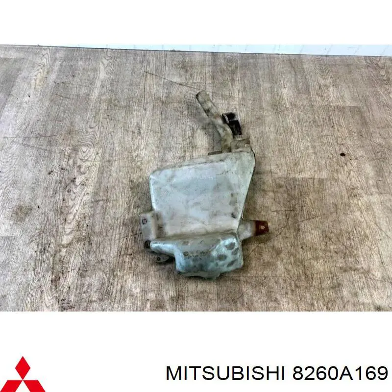 8260A169 Mitsubishi бачок омивача скла