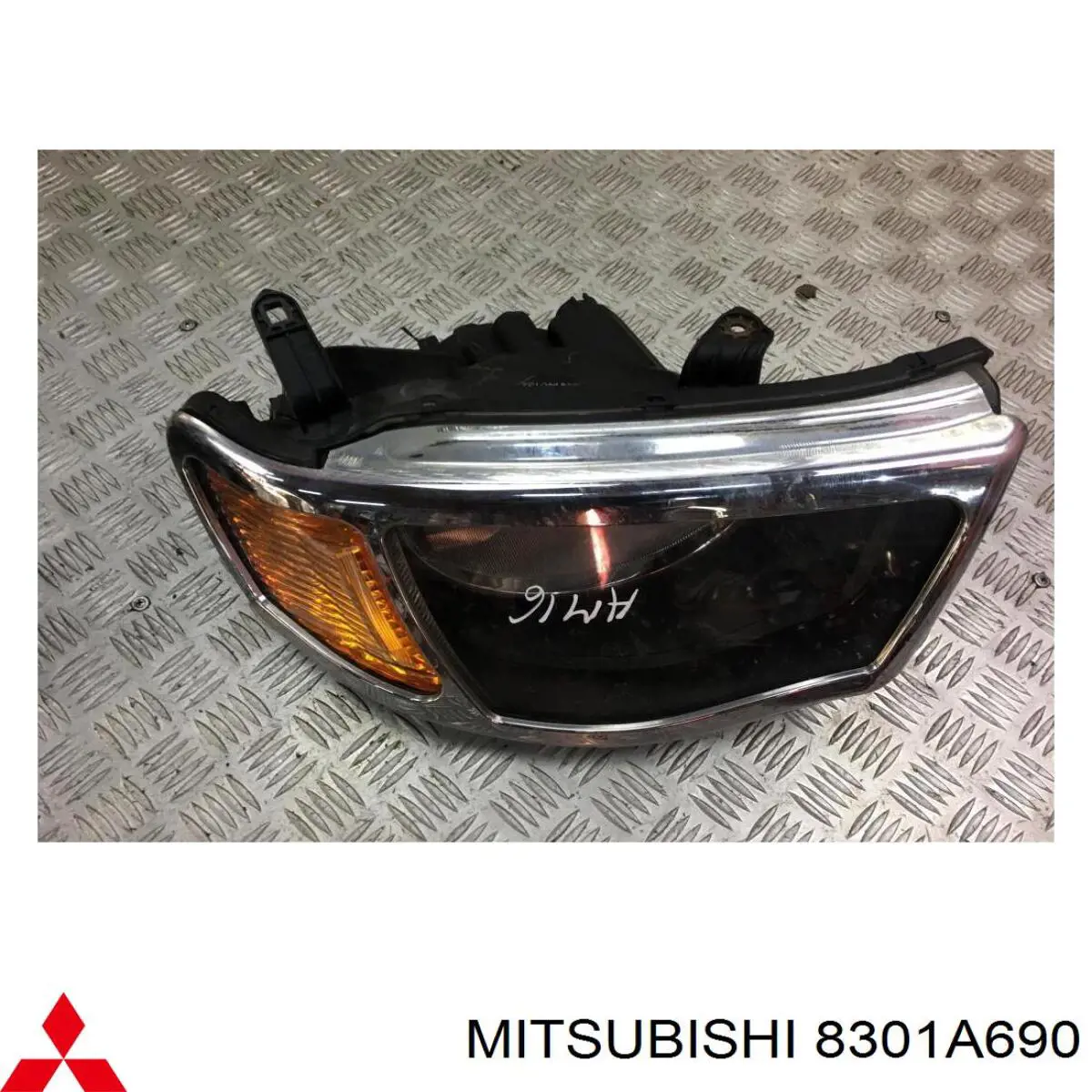 8301A690 Mitsubishi Основна фара - вставка