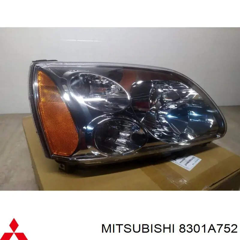 8301A752 Mitsubishi Основна фара - вставка