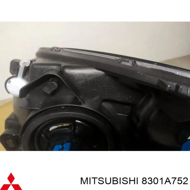 8301A752 Mitsubishi фара права