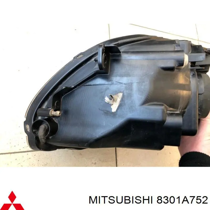 Купити 8301A752 Mitsubishi Права блок фара