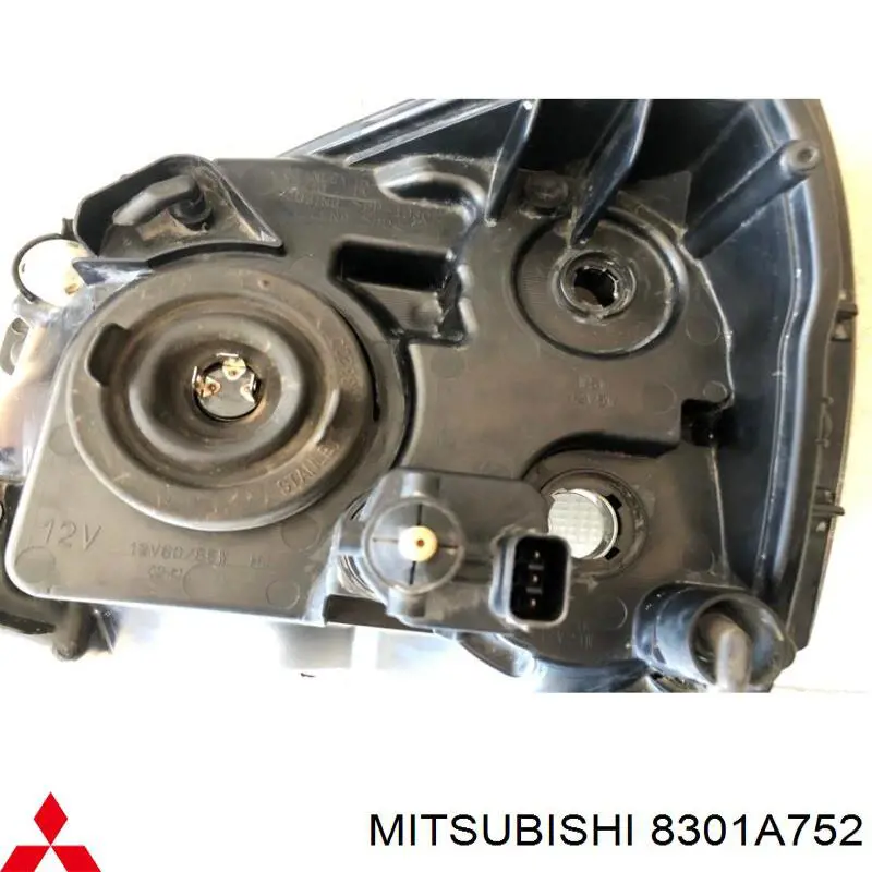 Фара правая Mitsubishi 8301A752 ціна, від 252.77 USD