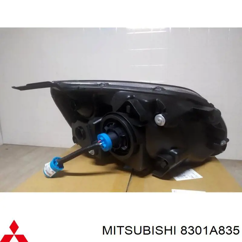 Фара ліва 8301A835 Mitsubishi