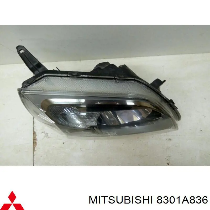 8301A836 Mitsubishi фара права
