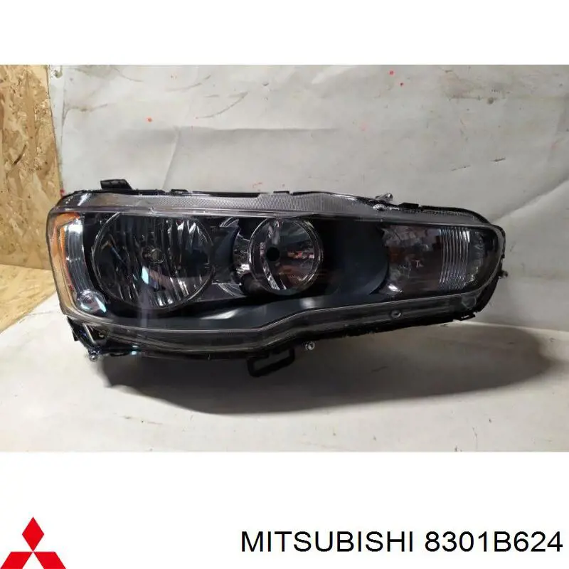 8301B624 Mitsubishi фара права