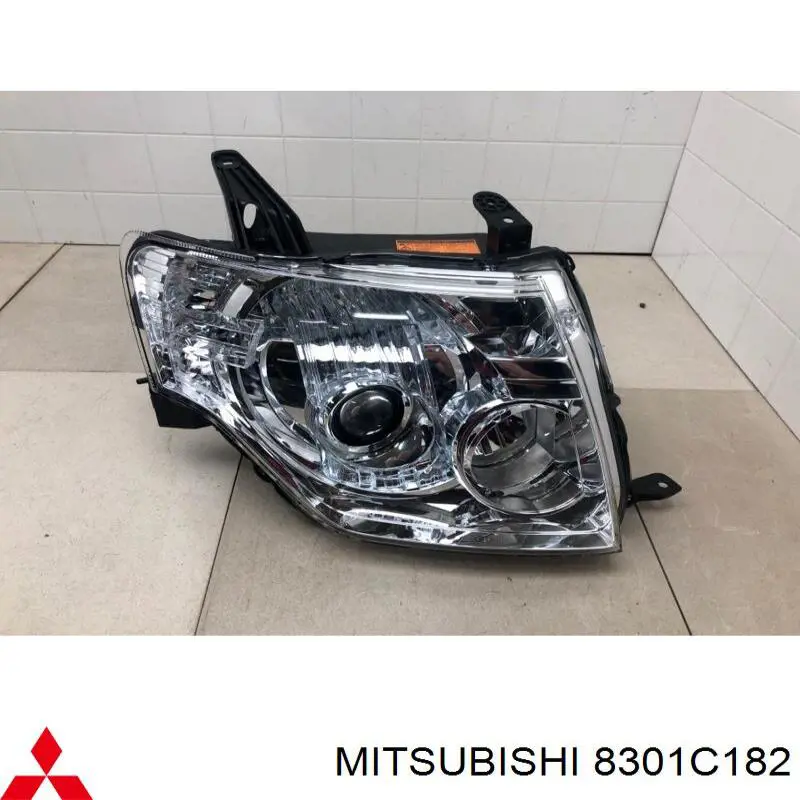 Фара права 8301C182 Mitsubishi