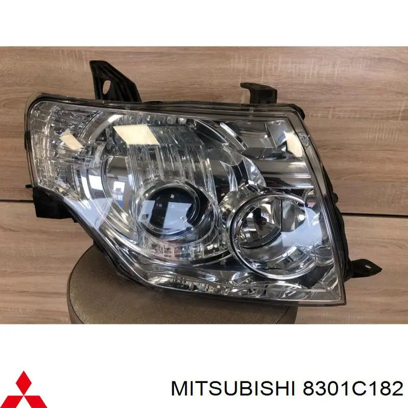 8301C182 Mitsubishi Фара правая