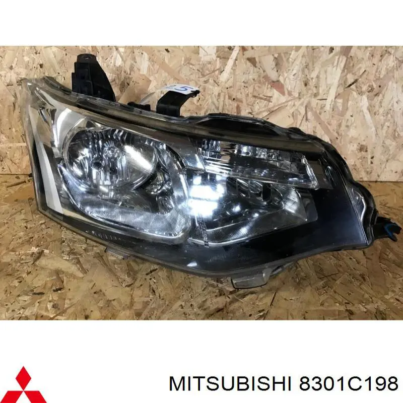 8301C198 Mitsubishi фара права