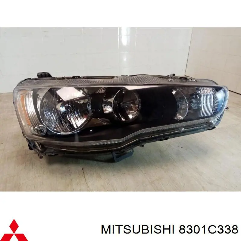 8301C338 Mitsubishi фара права