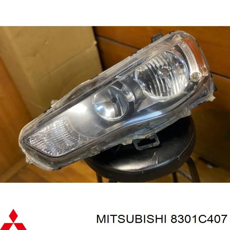 8301C407 Mitsubishi Фара дальнього світла в зборі