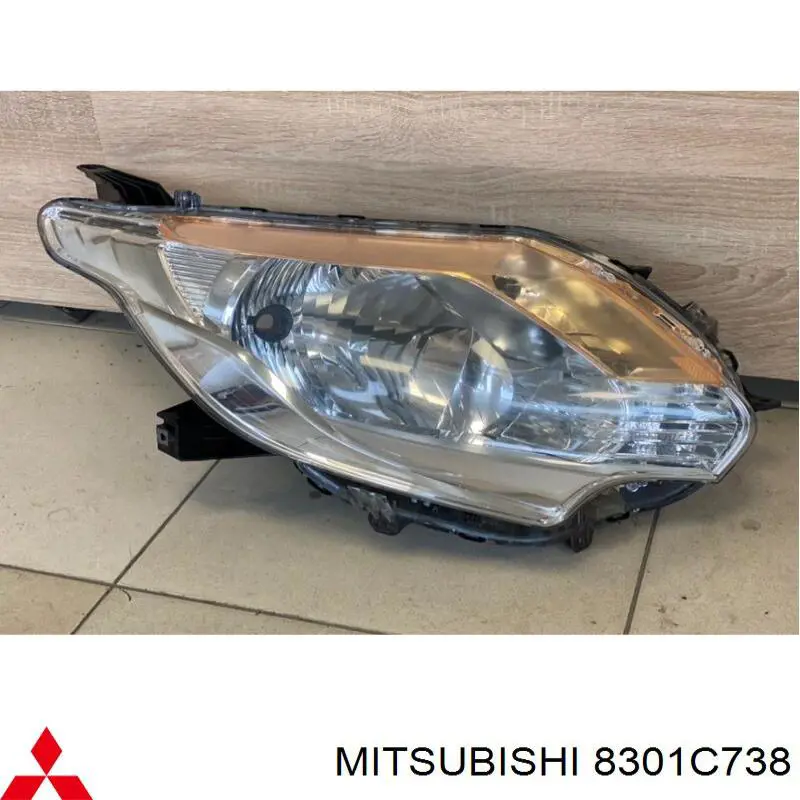 8301C738 Mitsubishi Фара правая