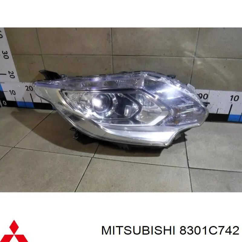 Фара правая Mitsubishi 8301C742 ціна, від 466.77 USD